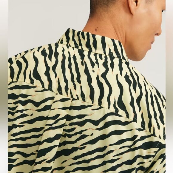 Everlane Men’s The Poplin Short-Sleeve Shirt in tiger print - Picture 3 of 9